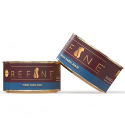 Nourriture humide est composée de thon et de bar pour  les chats adultes.